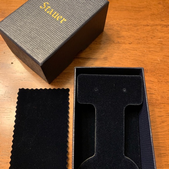 Earring box FREE - Picture 2 of 3